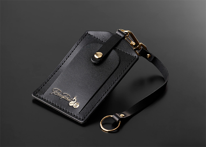 トートタイプに付属のレザーパスケース