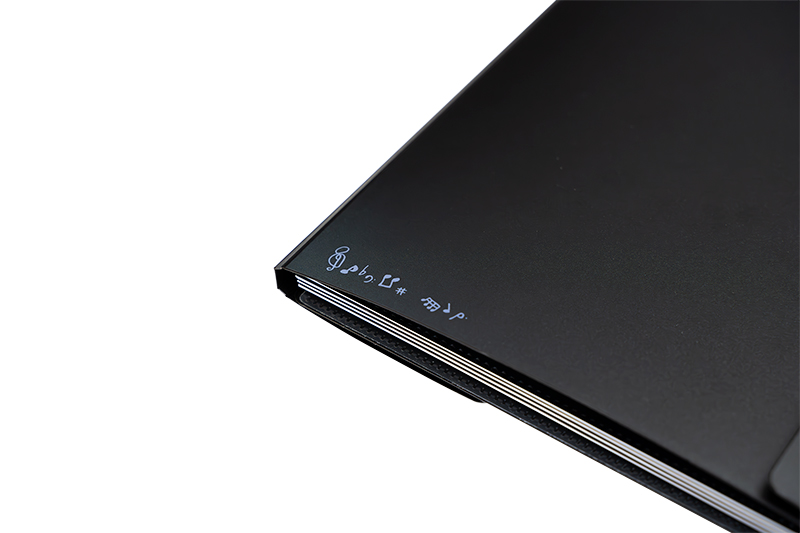 カキコ Black in Black（写真）